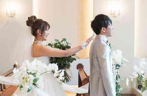 お料理を楽しむアットホームweddingの演出画像