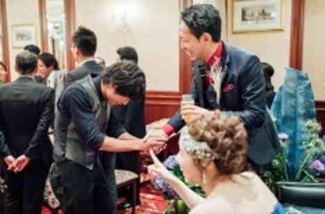 たくさんのゲストと一緒にカジュアルなパーティーをの披露宴画像