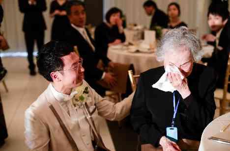 ゲスト参加型で笑顔や涙があふれる結婚式の披露宴画像