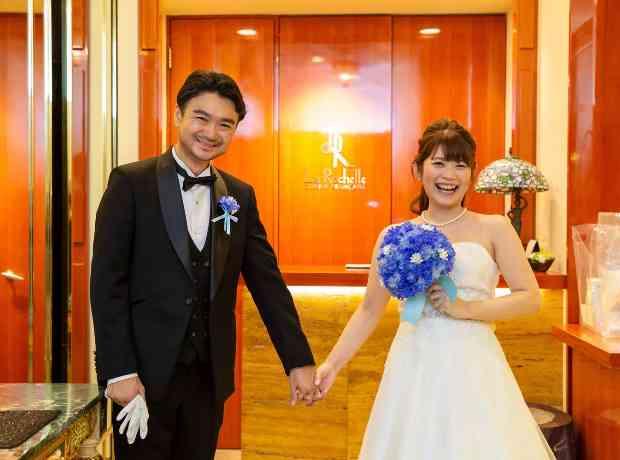 肩を寄せ合っておしゃべり。美食で感謝を伝える結婚式の挙式実例画像