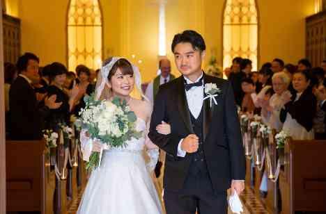 肩を寄せ合っておしゃべり。美食で感謝を伝える結婚式の準備・打ち合わせ画像