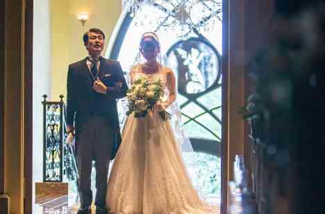 肩を寄せ合っておしゃべり。美食で感謝を伝える結婚式の挙式画像