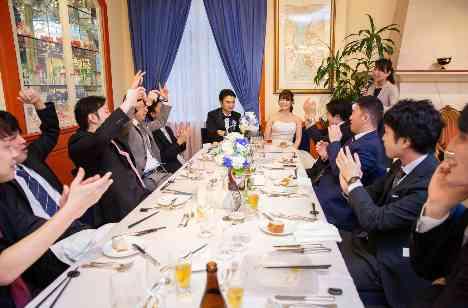 肩を寄せ合っておしゃべり。美食で感謝を伝える結婚式の演出画像