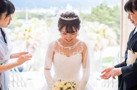 家族へ感謝を伝えるweddingの挙式画像