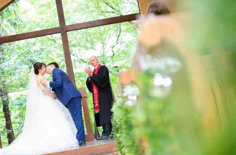 自然いっぱいでアットホームな理想の結婚式の挙式画像