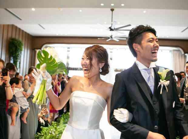 リゾート感溢れるHAPPY WEDDINGの挙式実例画像