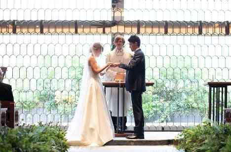 リゾート感溢れるHAPPY WEDDINGの挙式画像