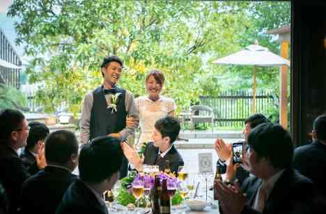 リゾート感溢れるHAPPY WEDDINGの披露宴画像