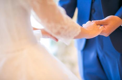おふたりらしさ溢れるアットホームweddingの挙式画像