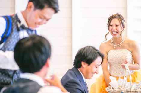 おふたりらしさ溢れるアットホームweddingの披露宴画像