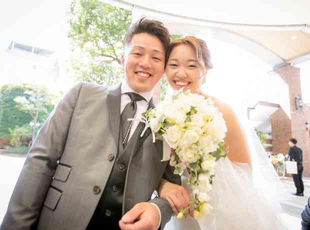 たくさんのゲストを招いた盛大な結婚式の挙式実例画像