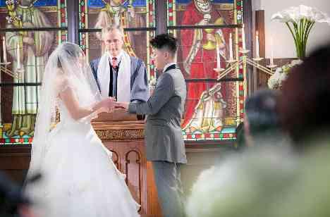 たくさんのゲストを招いた盛大な結婚式の挙式画像
