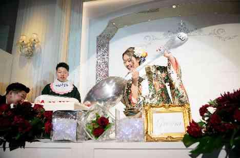たくさんのゲストを招いた盛大な結婚式の披露宴画像