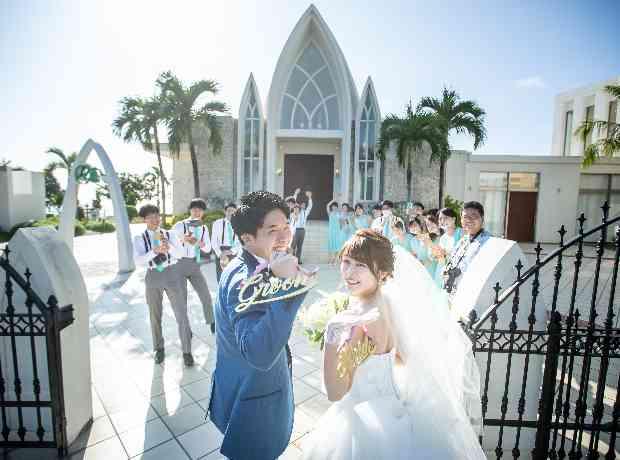 たくさんの友人たちに祝福されたリゾートウェディングの挙式実例画像