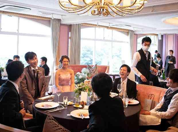 会話と料理をゆっくり楽しむ大人のウエディングの挙式実例画像