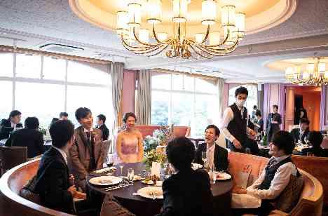 会話と料理をゆっくり楽しむ大人のウエディングの披露宴画像