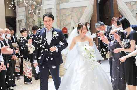 ふたりらしい演出やホテルの美食で笑顔引き出す結婚式の挙式画像
