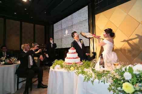 ふたりらしい演出やホテルの美食で笑顔引き出す結婚式の披露宴画像