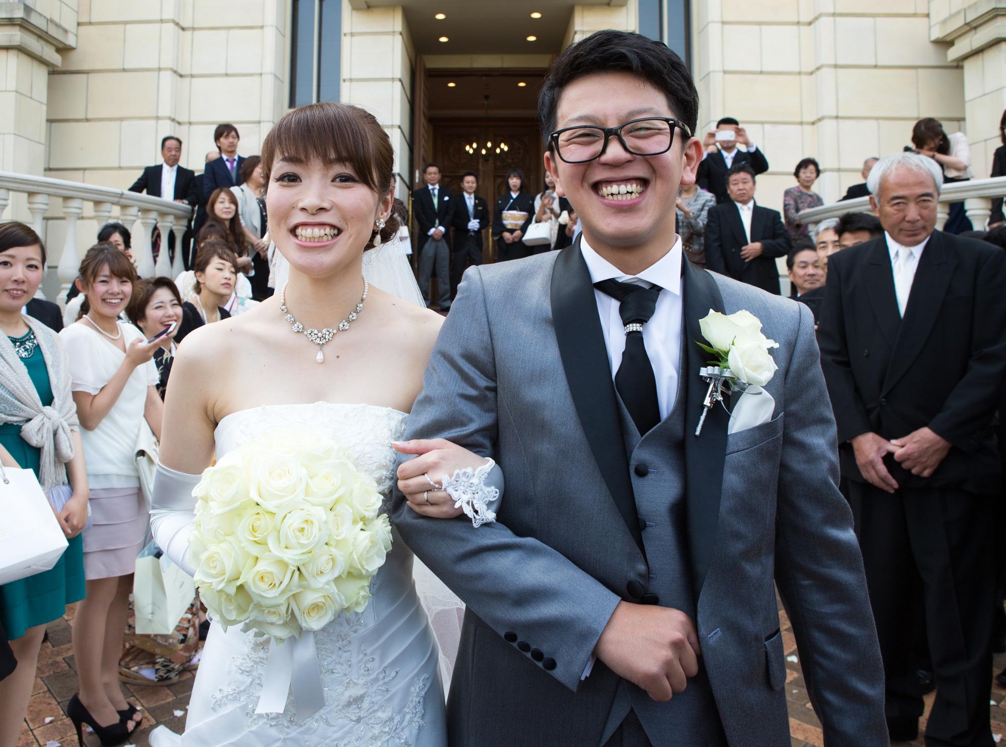 明るいおふたりらしい笑顔があふれる結婚式の挙式実例画像