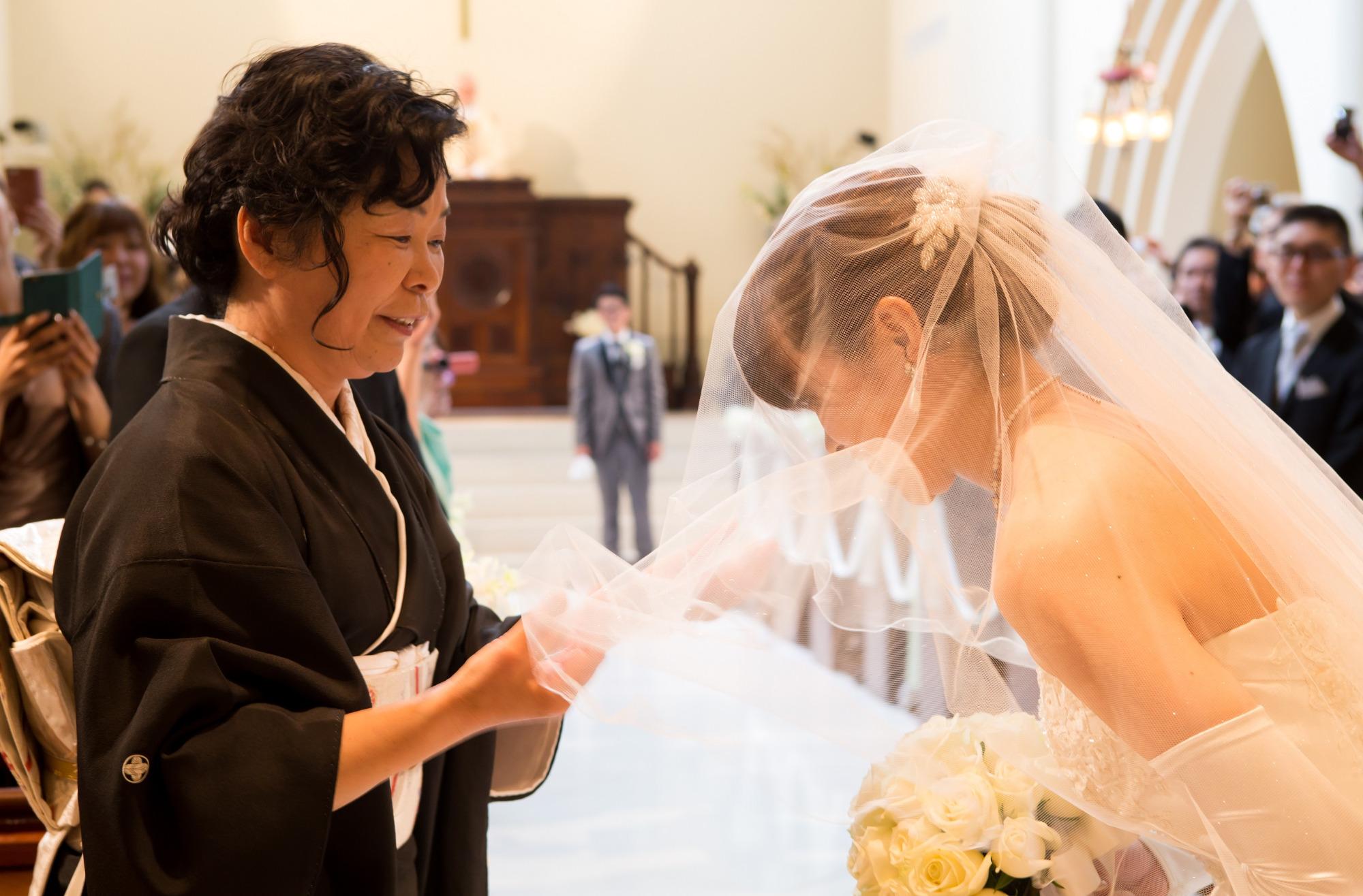 明るいおふたりらしい笑顔があふれる結婚式の挙式画像