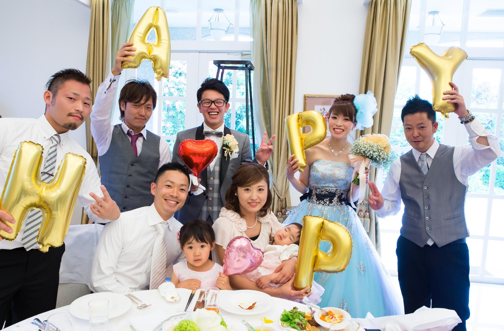 明るいおふたりらしい笑顔があふれる結婚式の披露宴画像