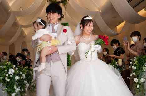 愛犬と愛娘に見守られた結婚式の挙式画像