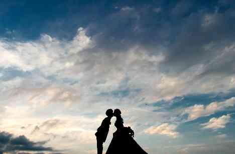 ふたりだけの結婚式 晴れやかな空が導くふたりの未来の演出画像
