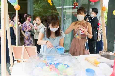 緑と自然光を感じる会場。テラスにお祭りの屋台も登場の披露宴画像