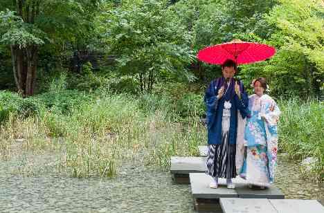 緑と自然光を感じる会場。テラスにお祭りの屋台も登場の演出画像