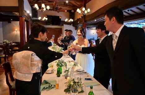 ご親族のみで過ごすアットホームな結婚式の披露宴画像
