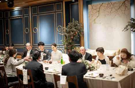 大切なご親族と一緒に、料理と会話を楽しむパーティの披露宴画像