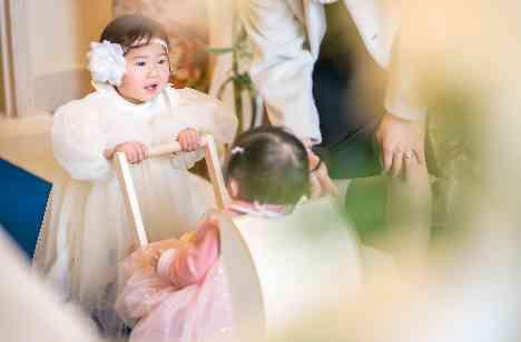 お子様参加のおふたりらしさ溢れるweddingの挙式画像