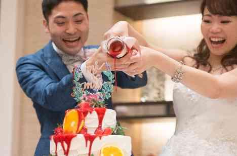 お互いに感謝を伝える結婚式の披露宴画像