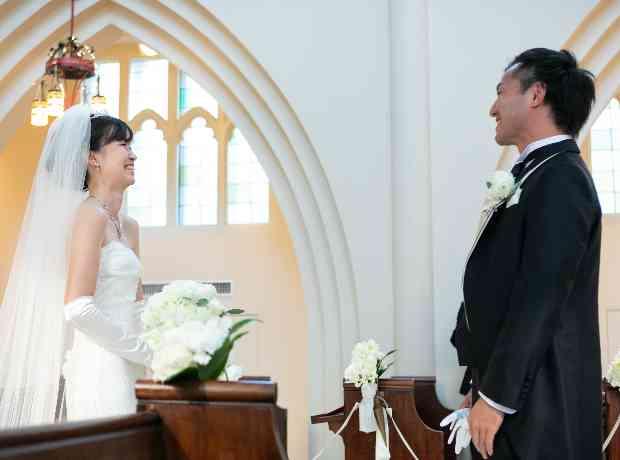 「おめでとう」と「ありがとう」があふれる結婚式の挙式実例画像