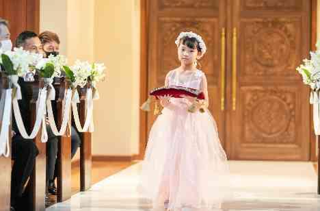「おめでとう」と「ありがとう」があふれる結婚式の挙式画像