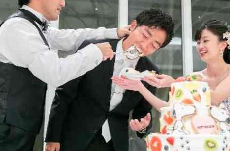 「おめでとう」と「ありがとう」があふれる結婚式の披露宴画像