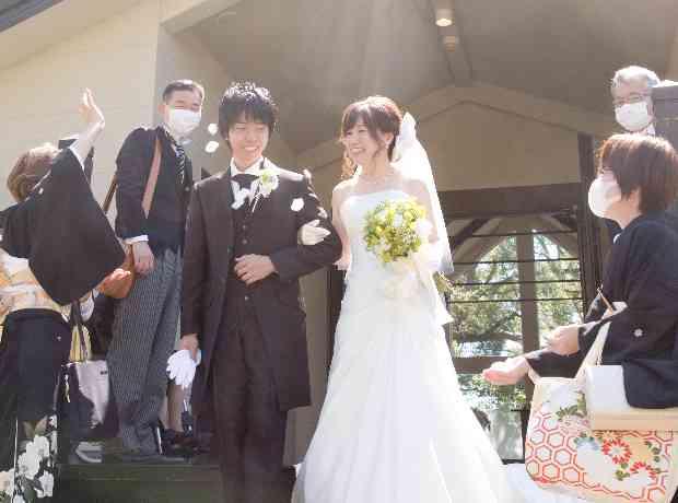 オンライン配信や思い出のお料理で絆を感じる一日の挙式実例画像