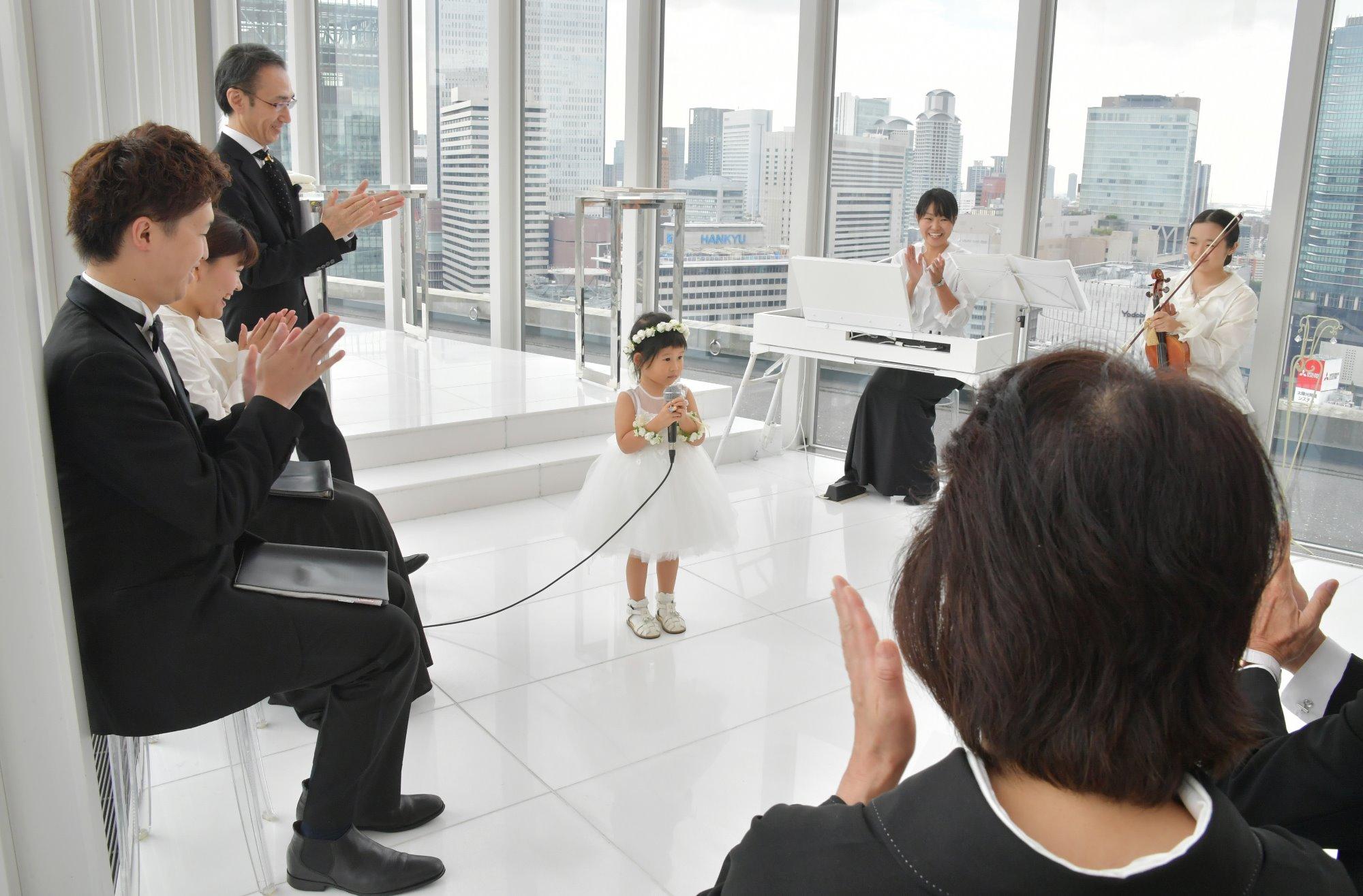 サプライズと温もりあふれるTREE Weddingの挙式画像