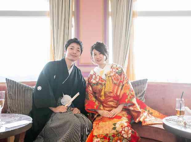 和装も合う会場で、料理とスイーツを楽しむ結婚式の挙式実例画像
