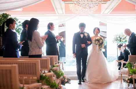 和装も合う会場で、料理とスイーツを楽しむ結婚式の挙式画像