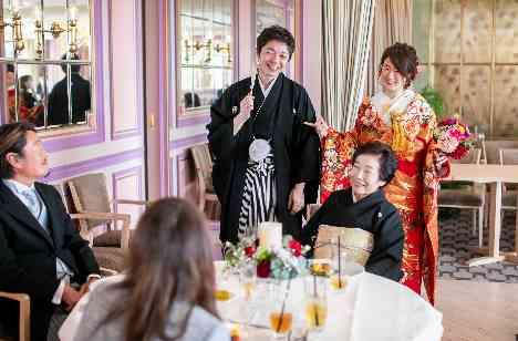 和装も合う会場で、料理とスイーツを楽しむ結婚式の披露宴画像