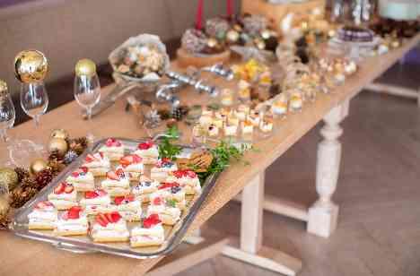 和装も合う会場で、料理とスイーツを楽しむ結婚式の演出画像