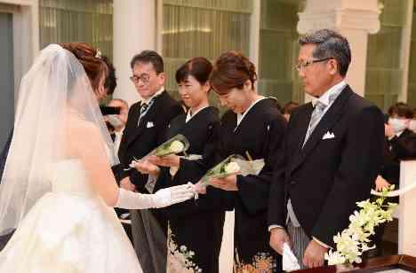 大人な雰囲気のナイトウェディングの挙式画像