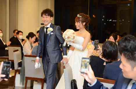 大人な雰囲気のナイトウェディングの披露宴画像