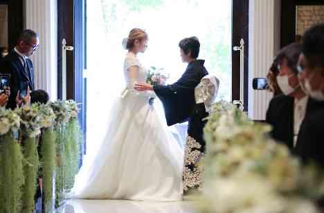 大切な人に誓う結婚式の挙式画像