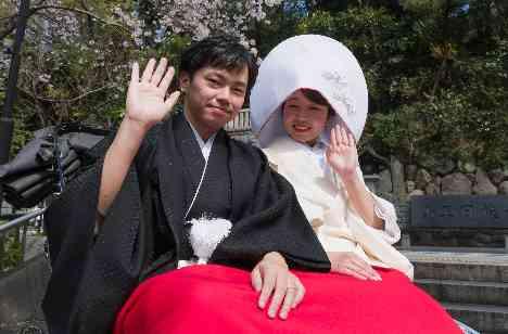 由緒ある神社挙式と感謝を込めたゲスト参加の披露宴の挙式画像