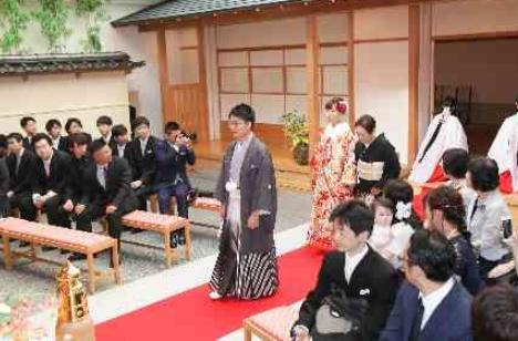 折り鶴シャワーで包まれるおふたりの笑顔の準備・打ち合わせ画像