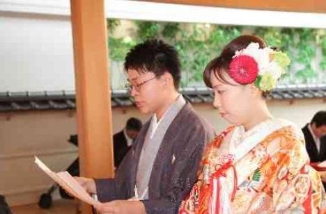 折り鶴シャワーで包まれるおふたりの笑顔の挙式画像