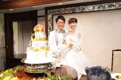 折り鶴シャワーで包まれるおふたりの笑顔の披露宴画像
