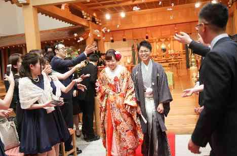 折り鶴シャワーで包まれるおふたりの笑顔の演出画像